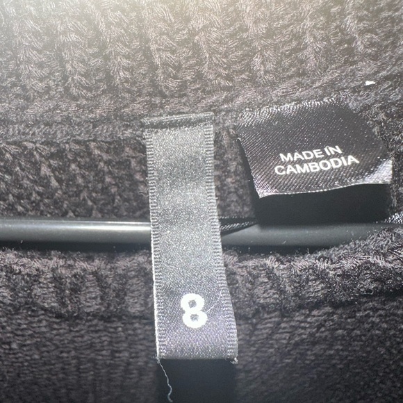 H&m size 8 knitted black sweater great condition - Picture 2 of 4